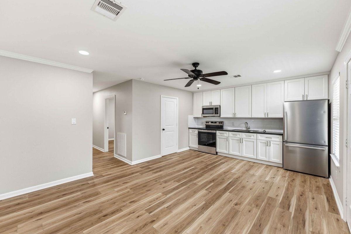 1121 Edgewood Dr - Photo 2 of 6