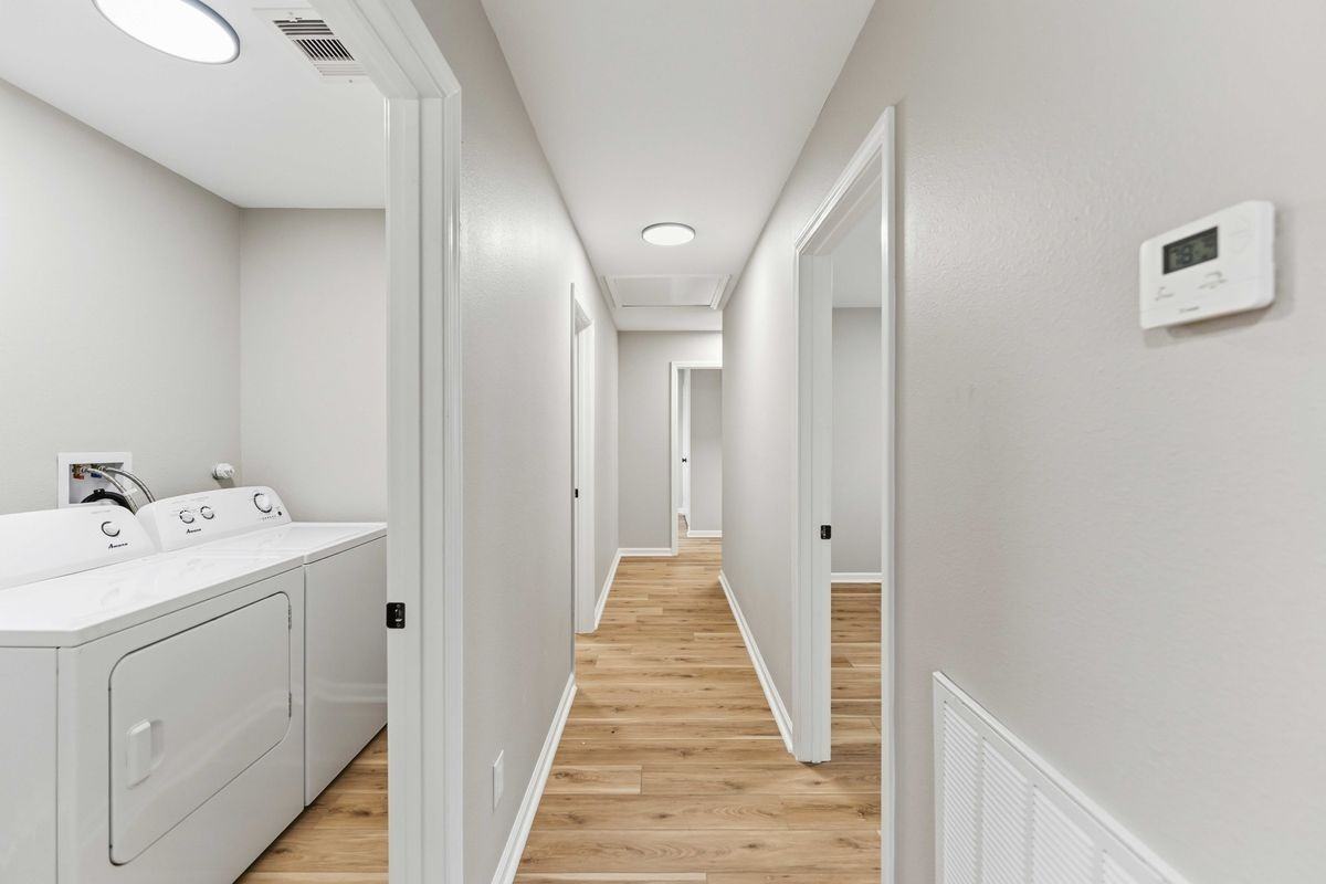 1121 Edgewood Dr - Photo 4 of 6