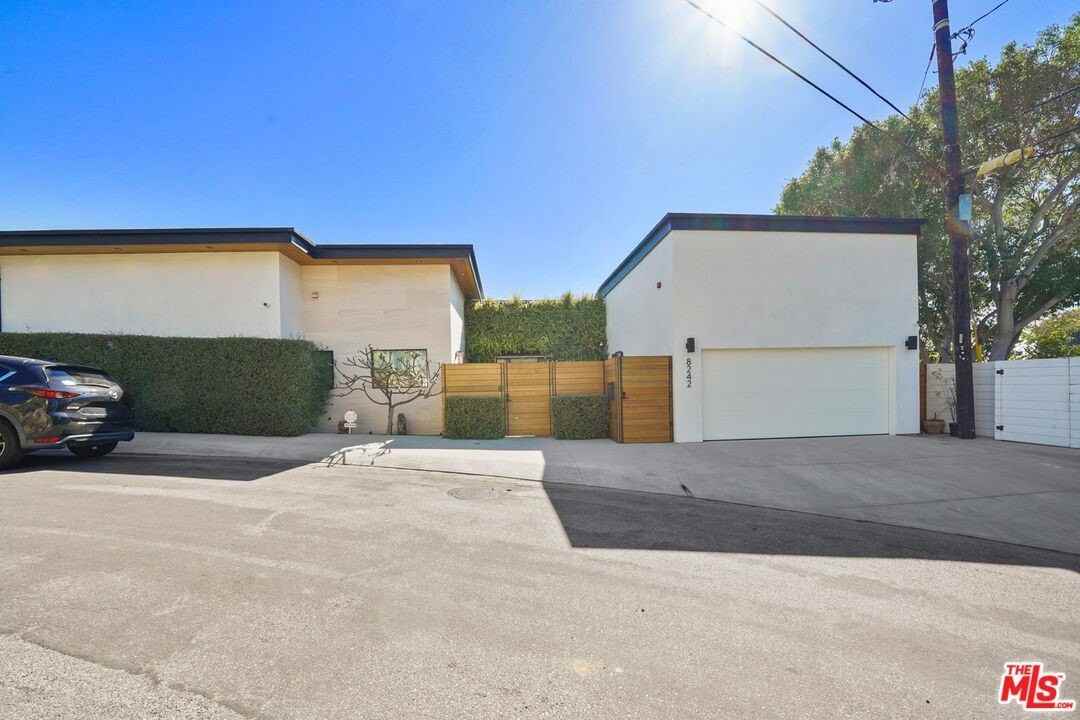 8242 Hillside Ave - Photo 5 of 50