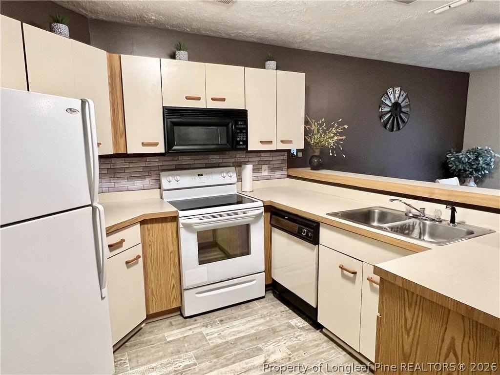 6792 Willowbrook Dr Apt 11 - Photo 4 of 21