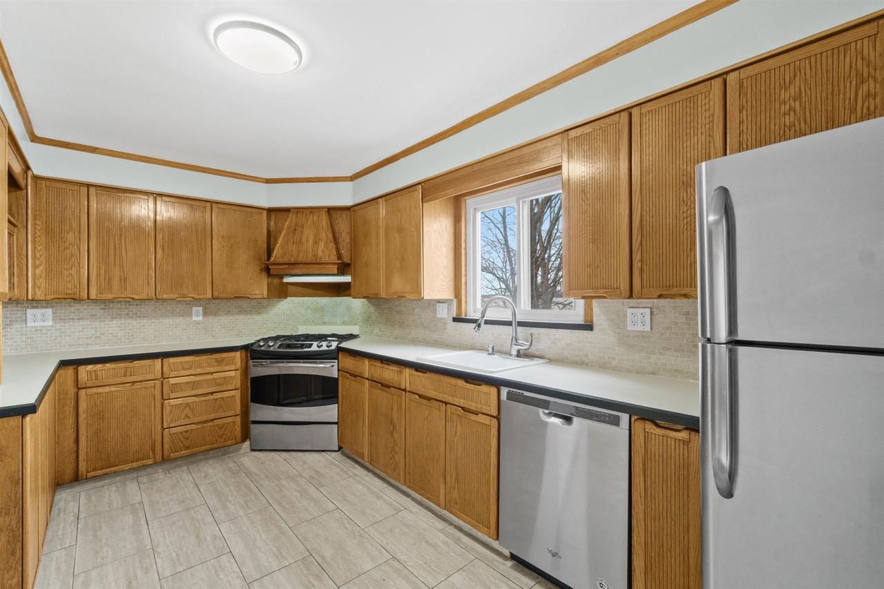 178 W 33rd St #1 - Photo 5 of 34