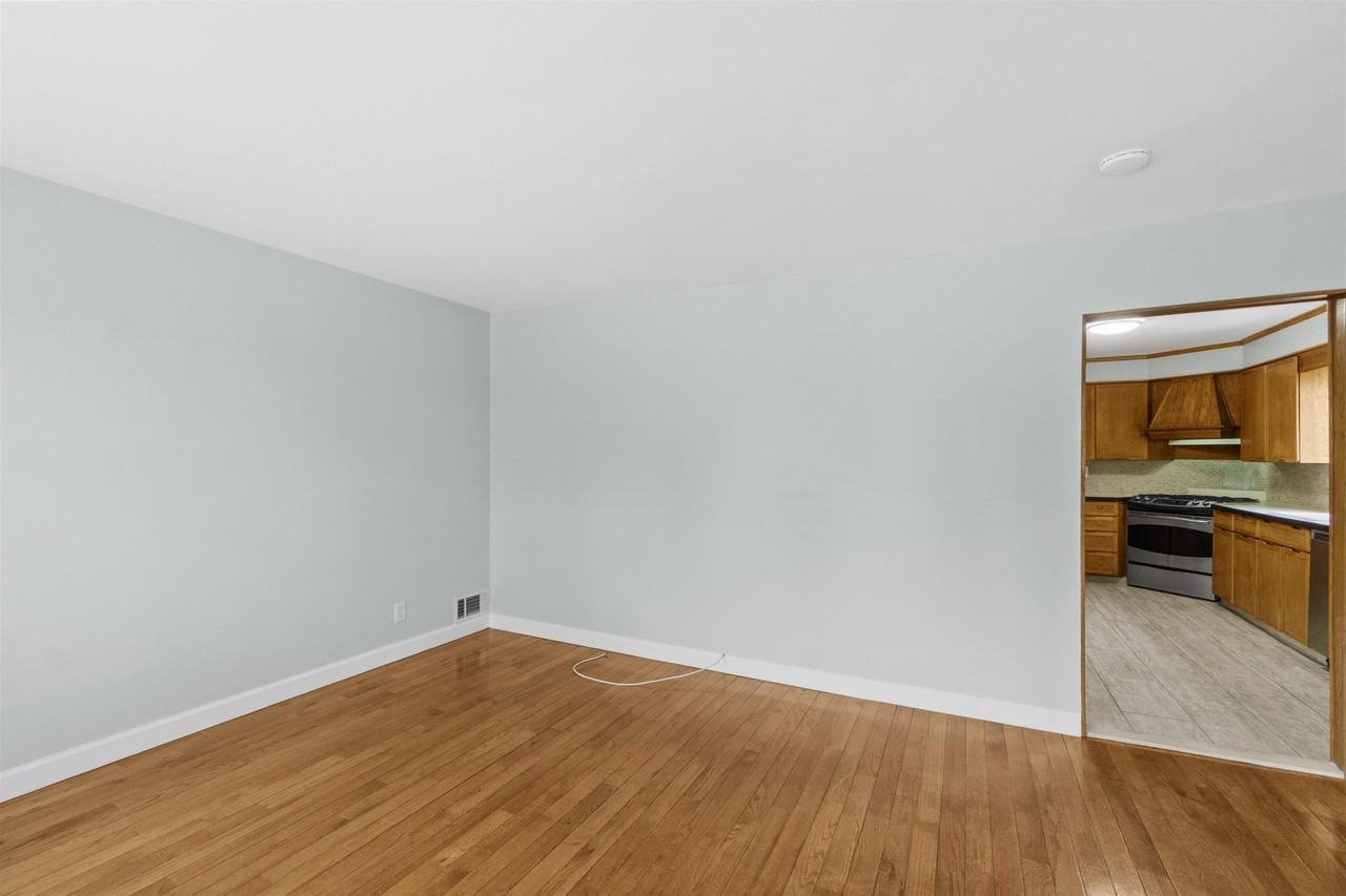 178 W 33rd St #1 - Photo 7 of 34