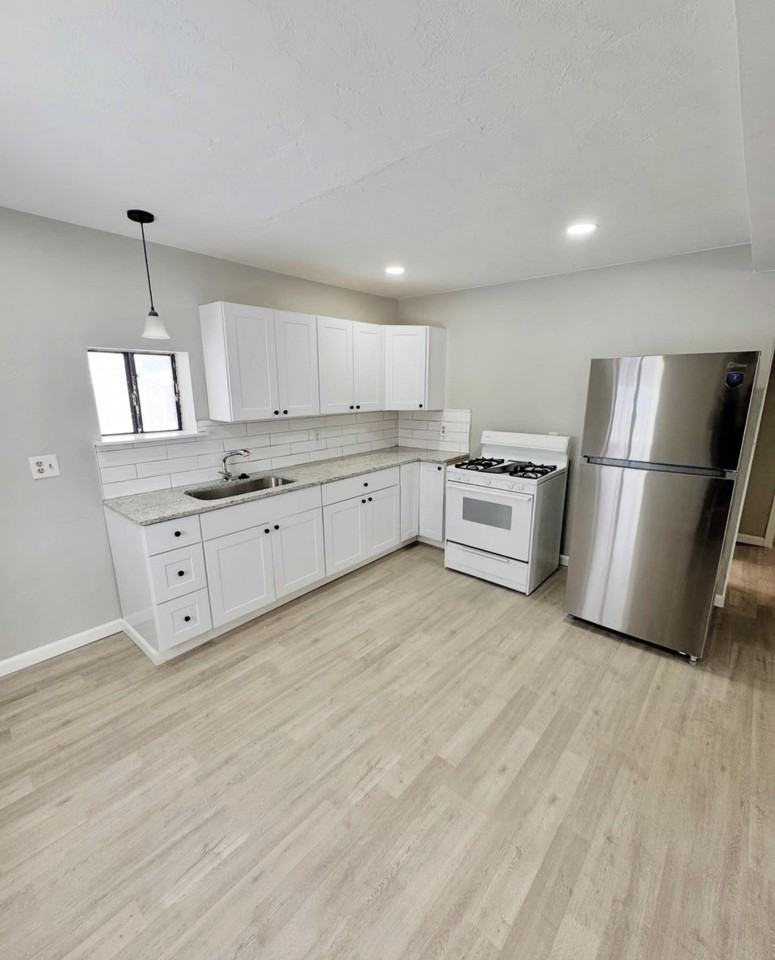 404 N Walnut St - Photo 3 of 3