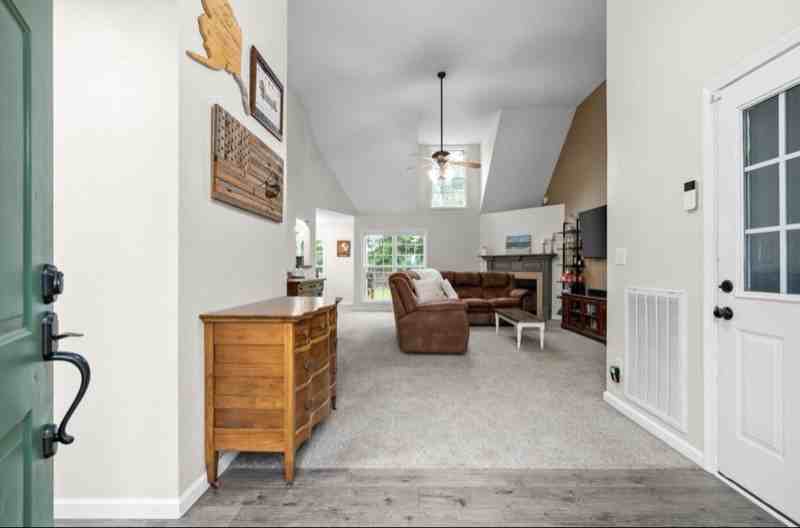 1036 Freedom Dr - Photo 3 of 13