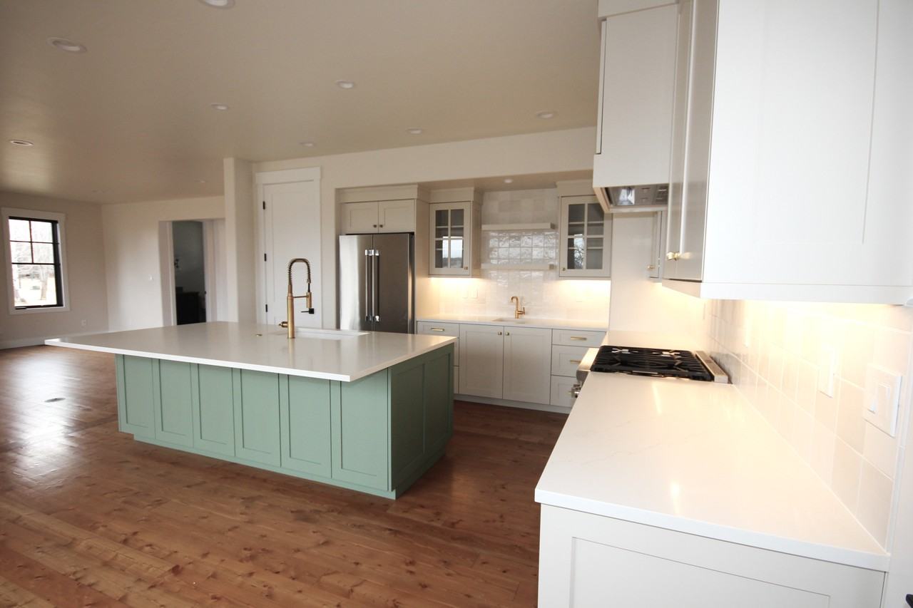 1023 Creekview Dr - Photo 2 of 18