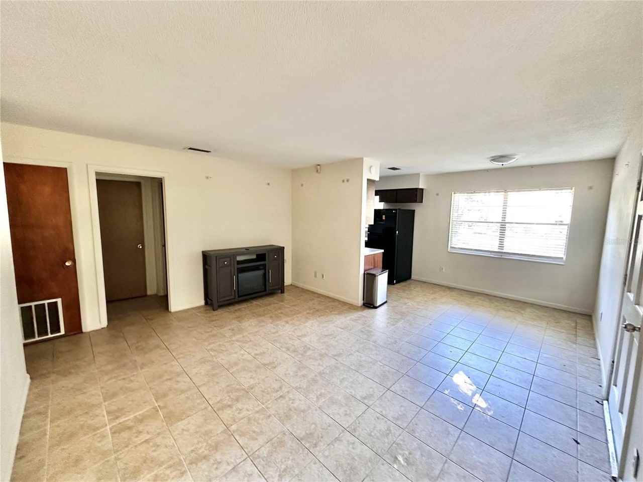 838 E Indiana Ave - Photo 4 of 10