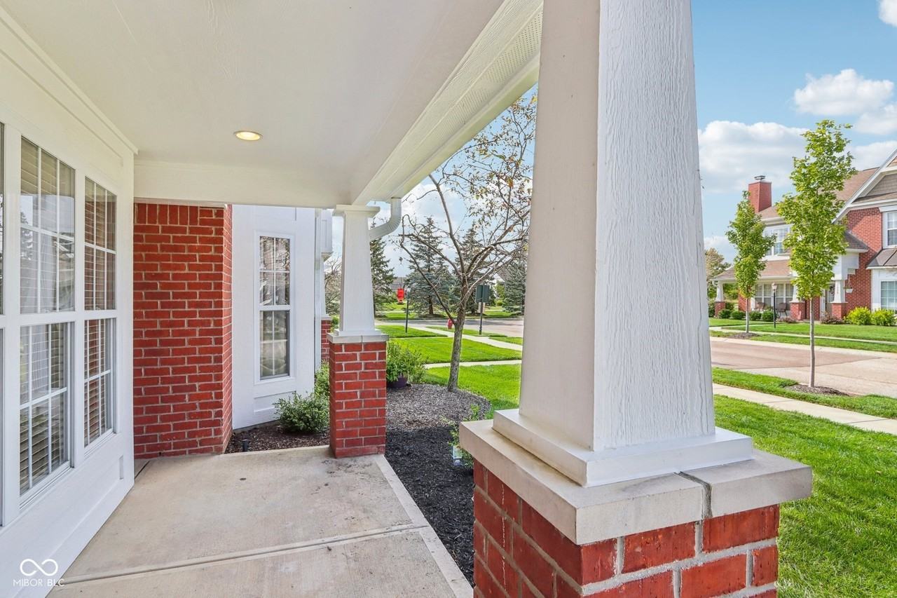 1355 Middlebury Dr - Photo 4 of 33