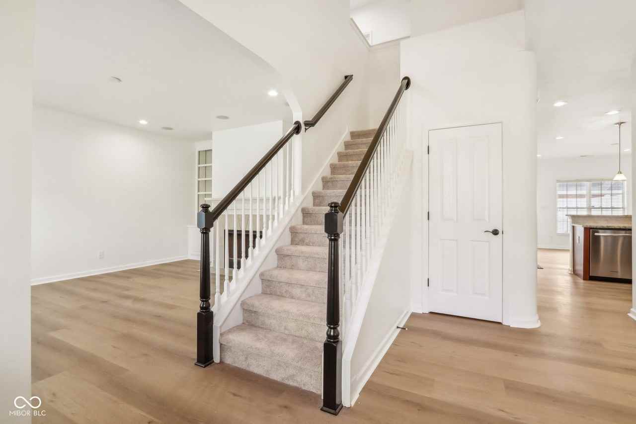 1355 Middlebury Dr - Photo 5 of 33