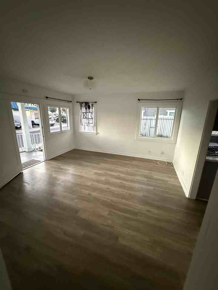 240 N Everett St - Photo 2 of 10