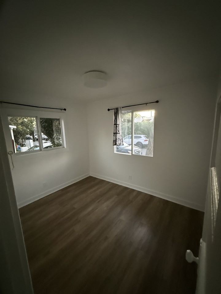 240 N Everett St - Photo 3 of 10