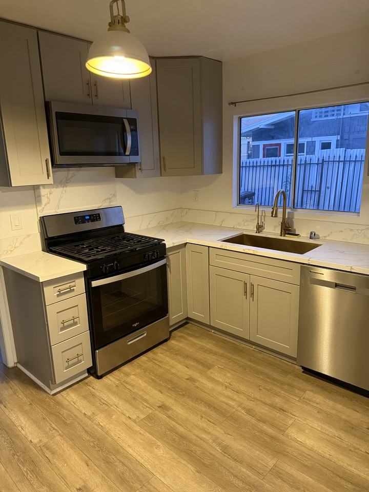 240 N Everett St - Photo 5 of 10