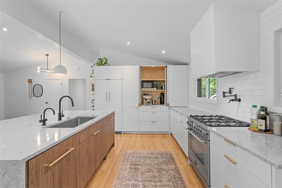 1140 Folkstone Dr - Photo 5 of 17