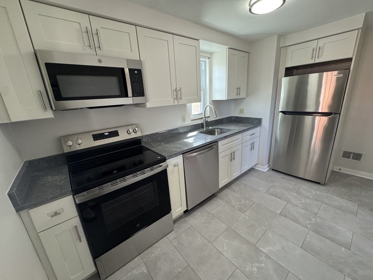 801 Broadway Ave - Photo 4 of 20