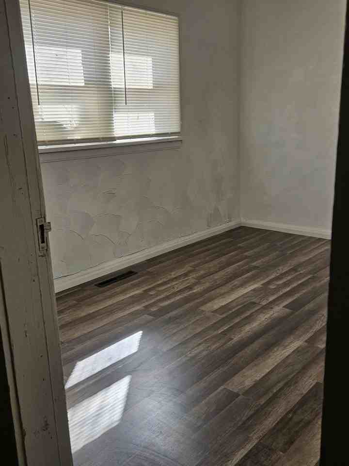 1037 2nd St - Photo 4 of 17