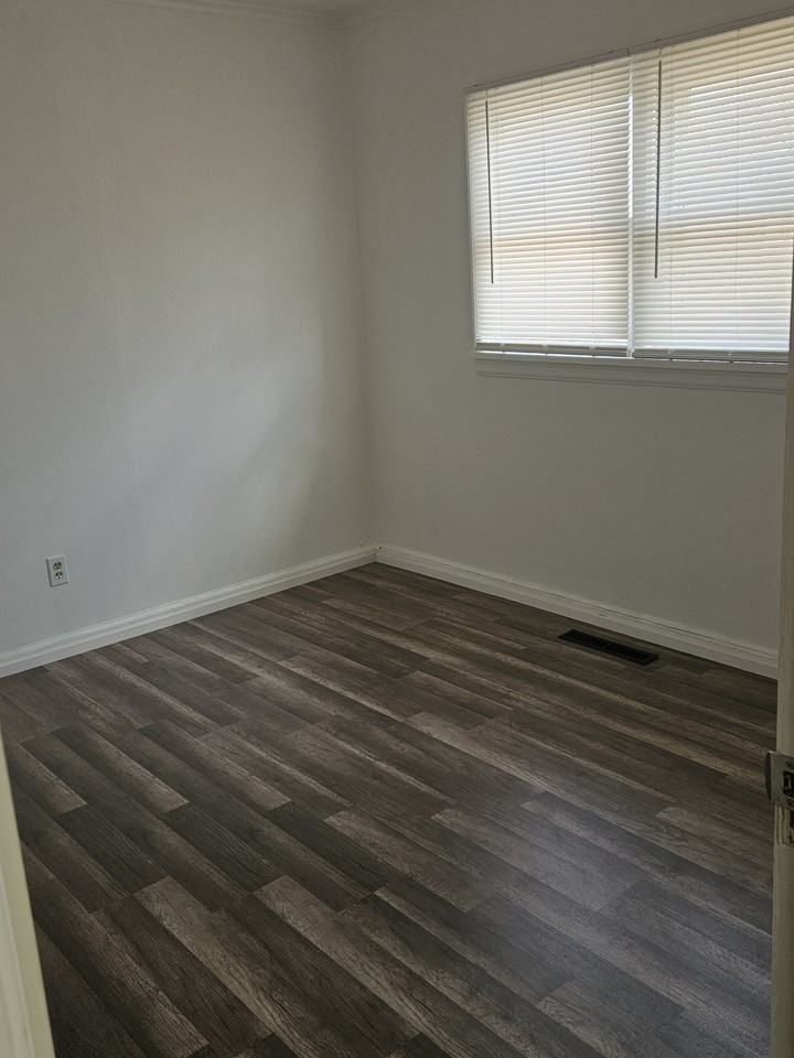 1037 2nd St - Photo 5 of 17