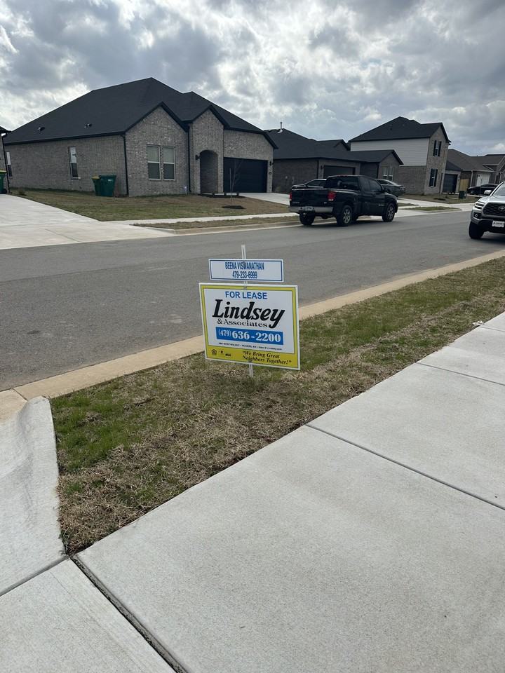 2330 Longfellow Dr - Photo 3 of 16