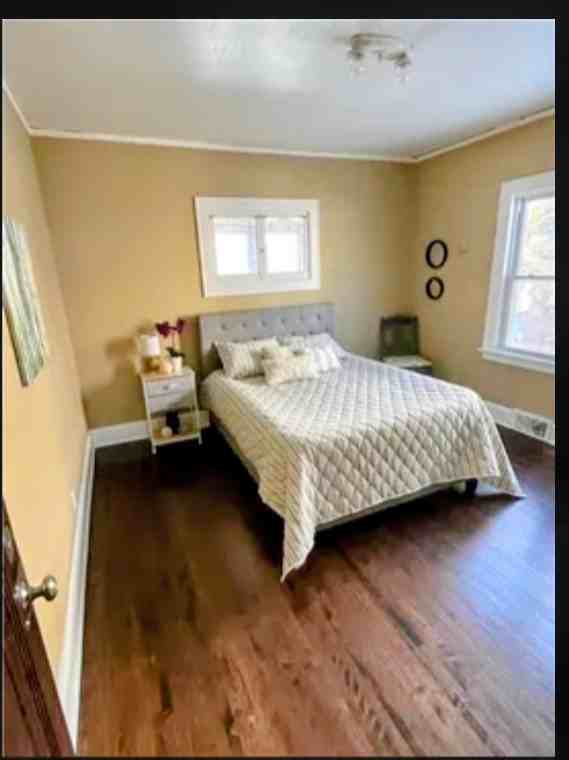 2642 Queen Ave N - Photo 2 of 2