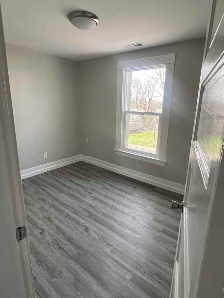 125 S Watt St #2 - Photo 3 of 9