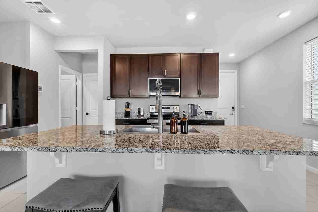 1721 Lindley St - Photo 4 of 15