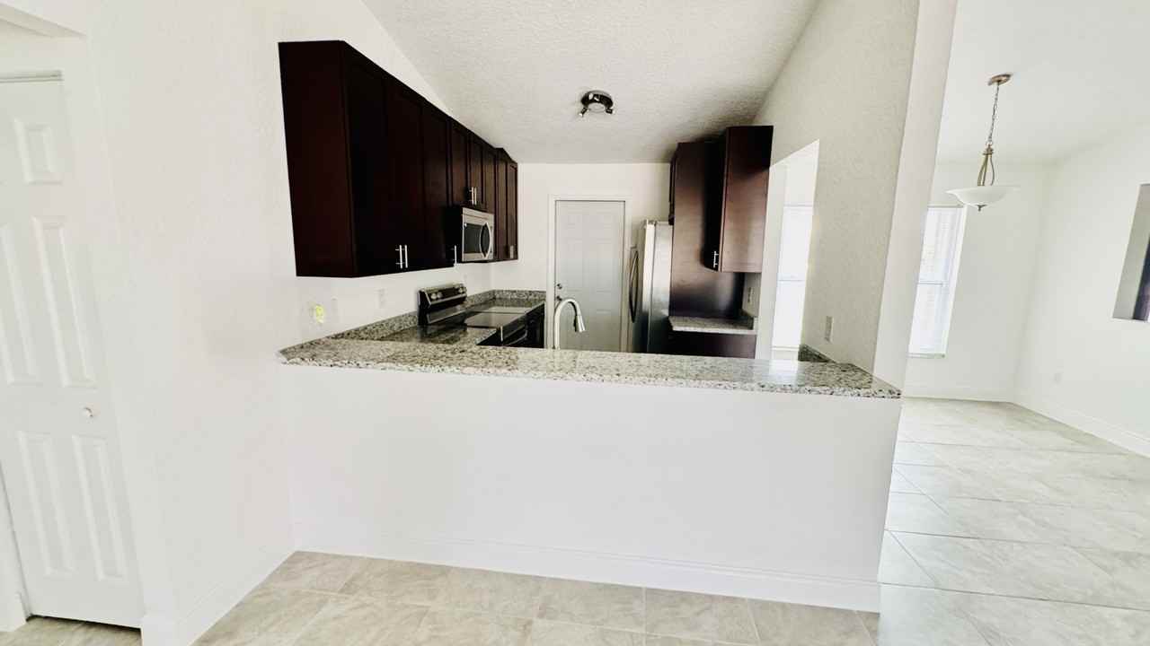 225 Rail Ave - Photo 4 of 20