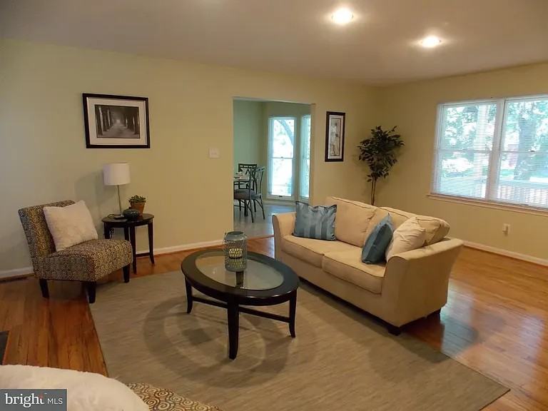 9415 Monroe St - Photo 4 of 17