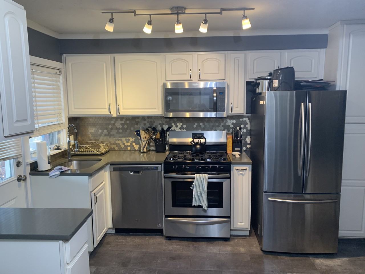 1009 W 43rd St - Photo 5 of 19