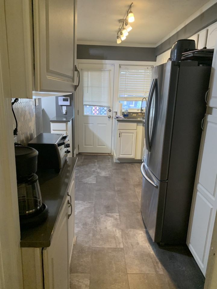 1009 W 43rd St - Photo 6 of 19