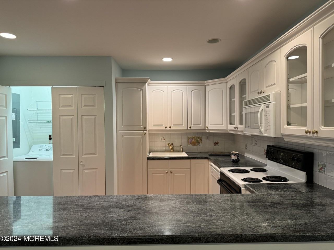 95 Lexington Ct - Photo 3 of 26