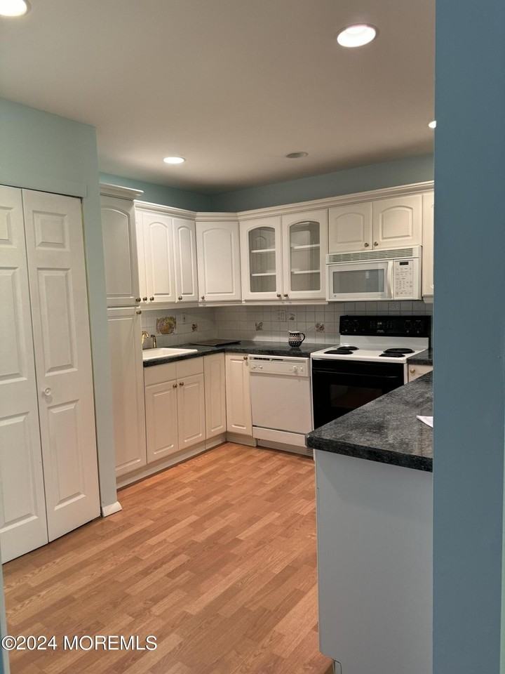 95 Lexington Ct - Photo 4 of 26