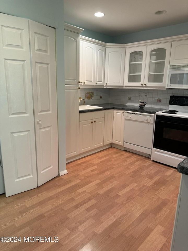 95 Lexington Ct - Photo 5 of 26