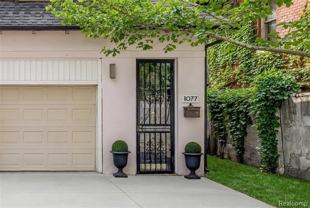 1077 Iroquois St - Photo 1 of 1