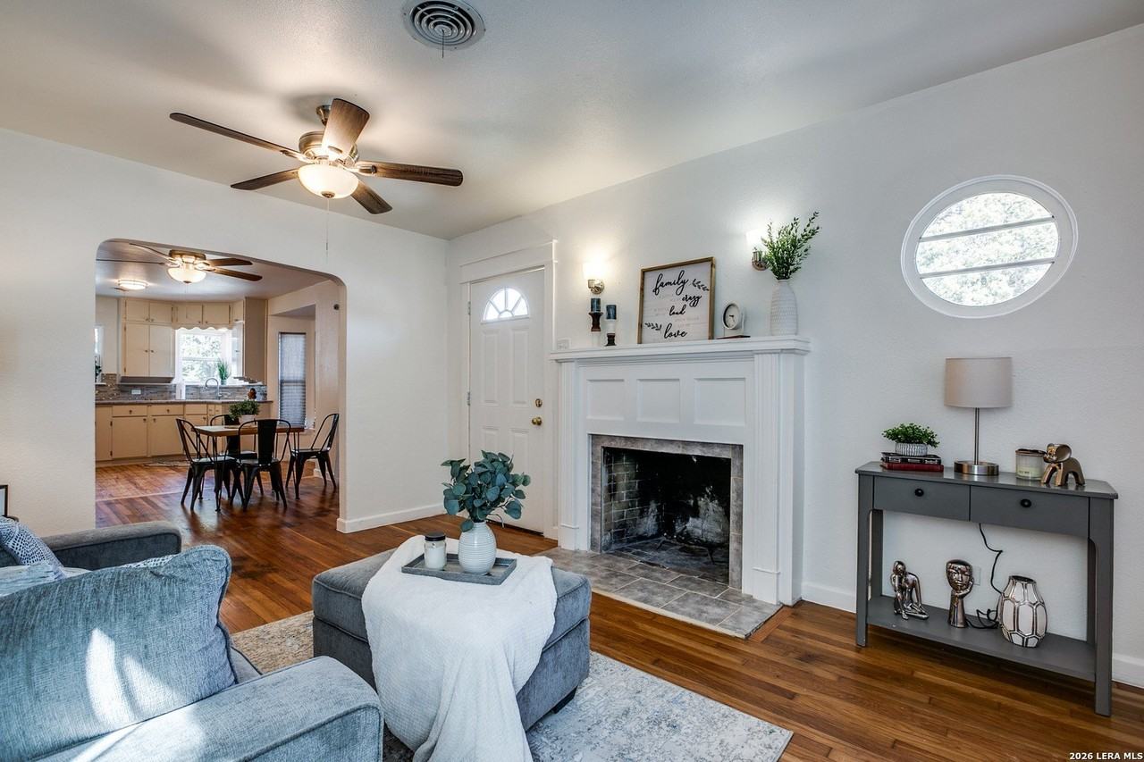 838 Hammond Ave - Photo 3 of 14