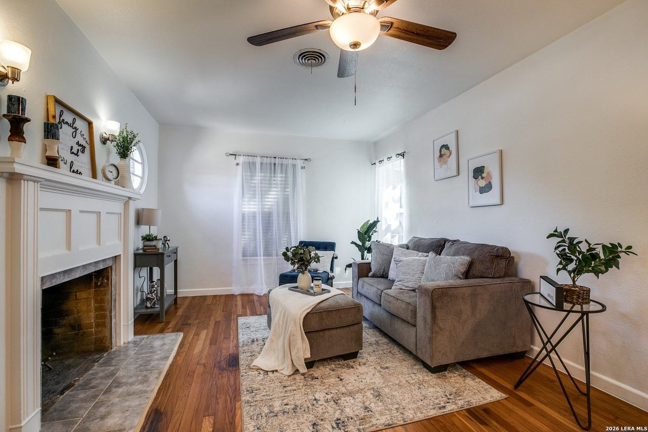 838 Hammond Ave - Photo 4 of 14