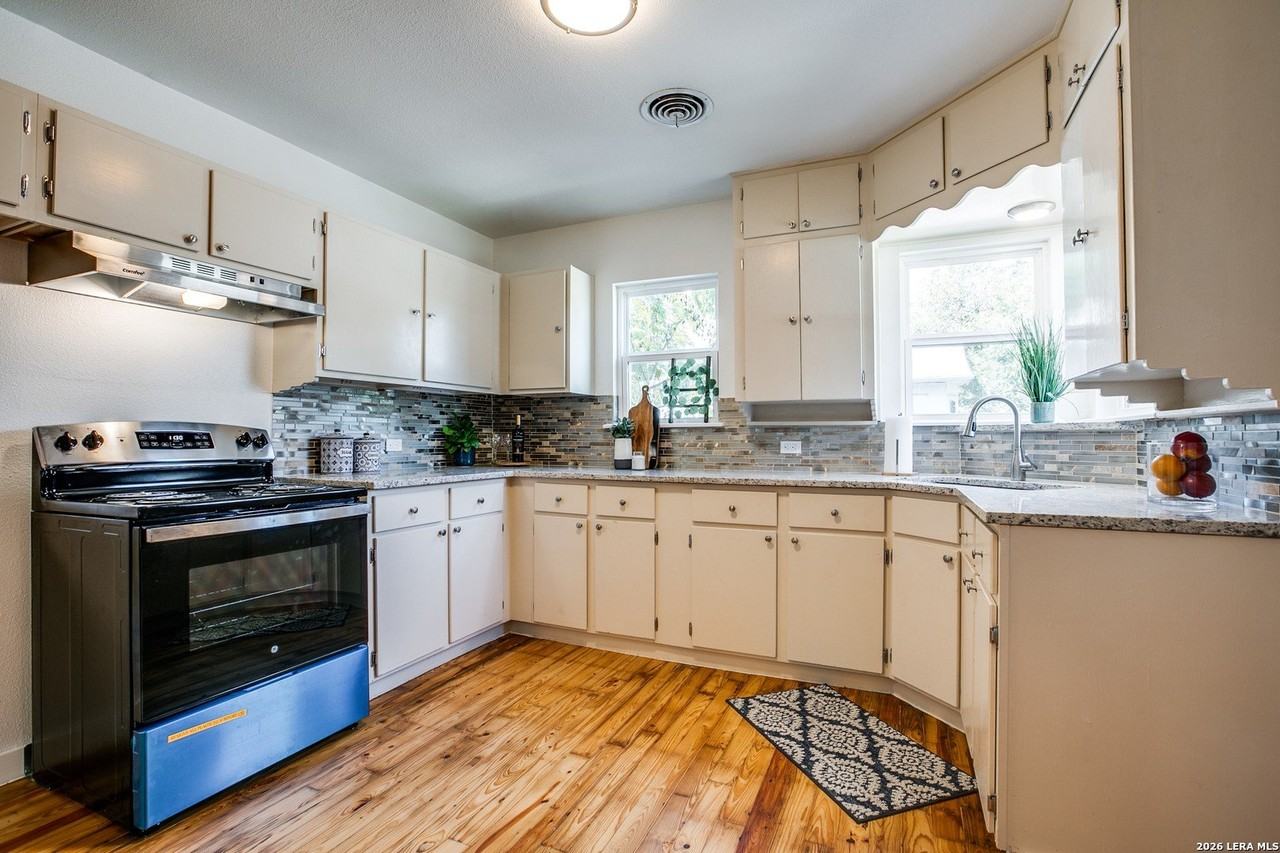 838 Hammond Ave - Photo 5 of 14