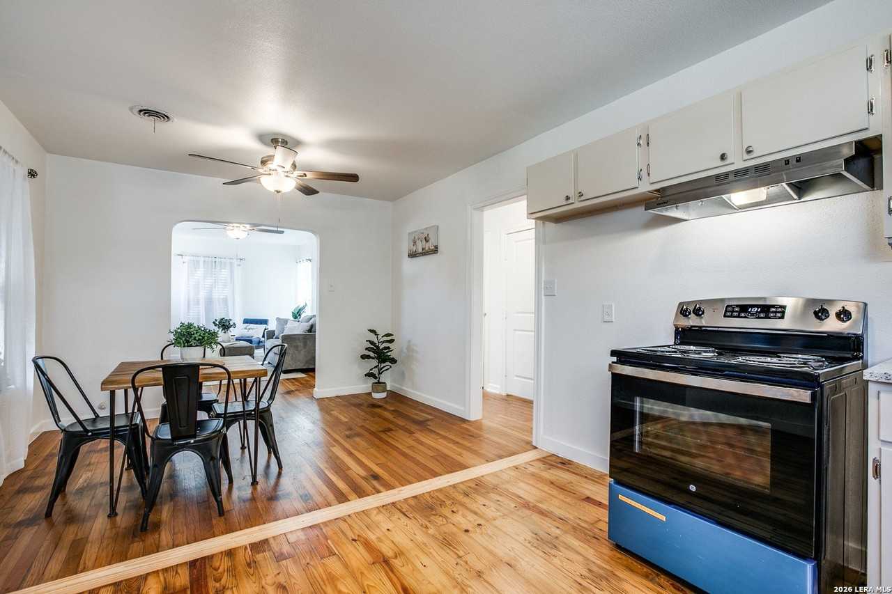 838 Hammond Ave - Photo 6 of 14