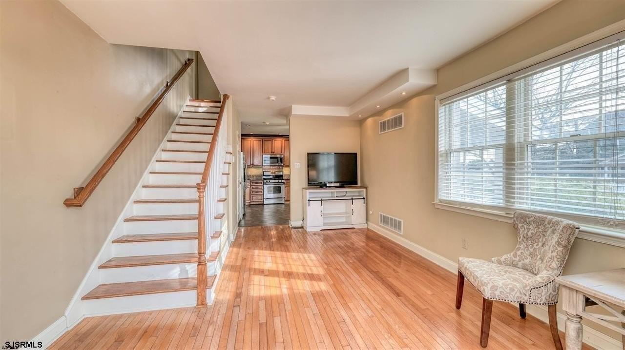 403 Oak Ter - Photo 3 of 14