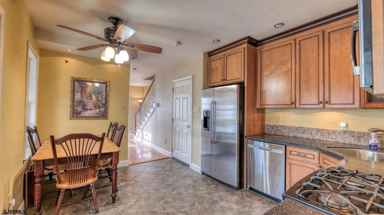 403 Oak Ter - Photo 4 of 14