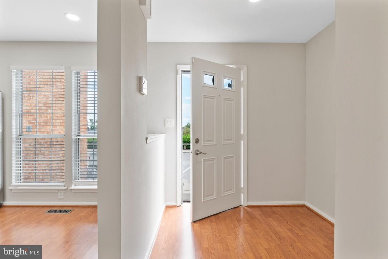 1004 Dartmouth Glen Way - Photo 4 of 28