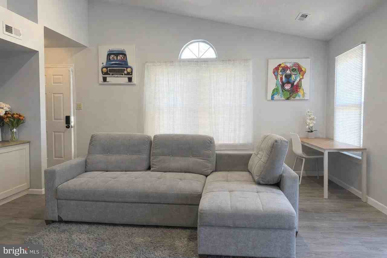 1806 Beacon Hill Dr - Photo 2 of 11