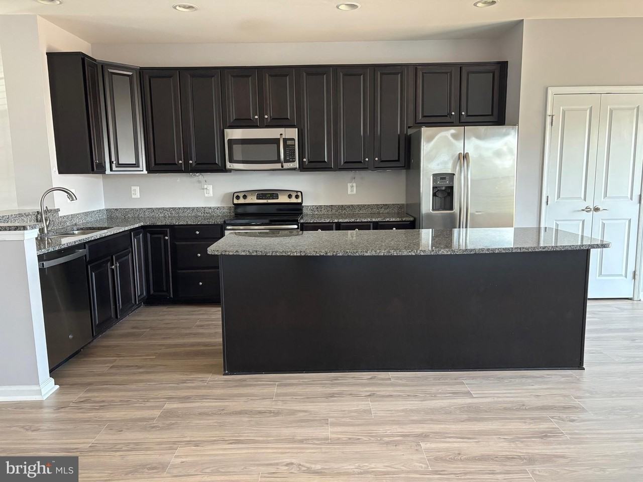 212 Fiesta Dr - Photo 3 of 8