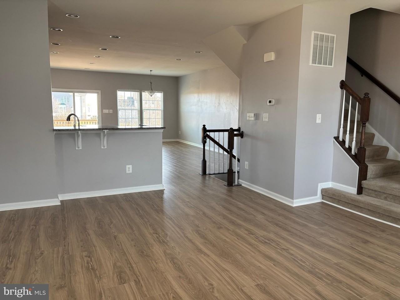 212 Fiesta Dr - Photo 4 of 8