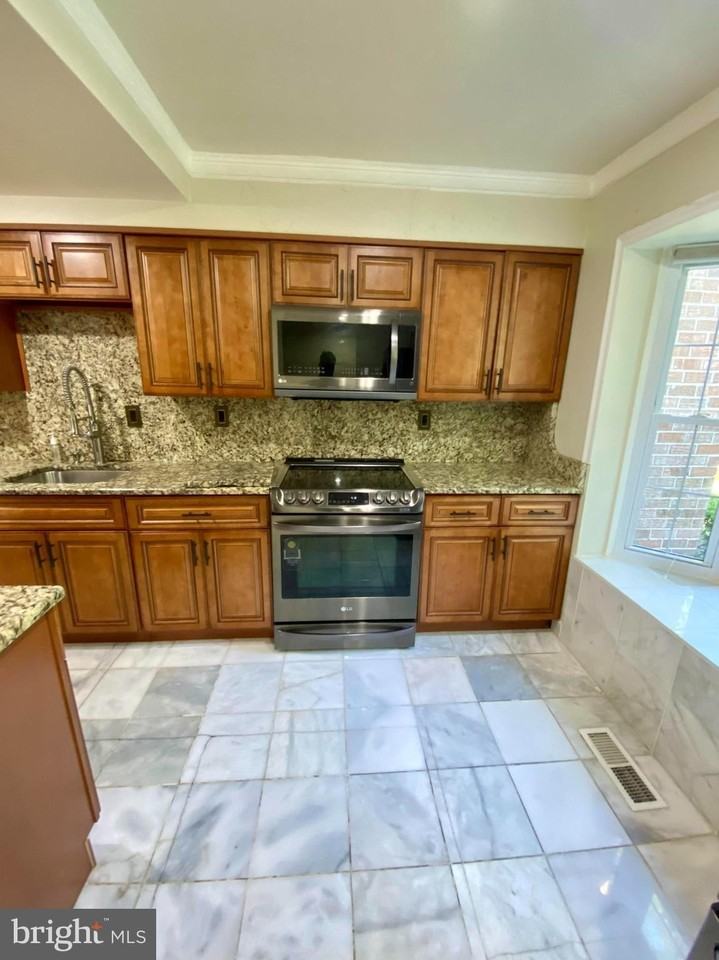 8852 Cork County Ct - Photo 3 of 31