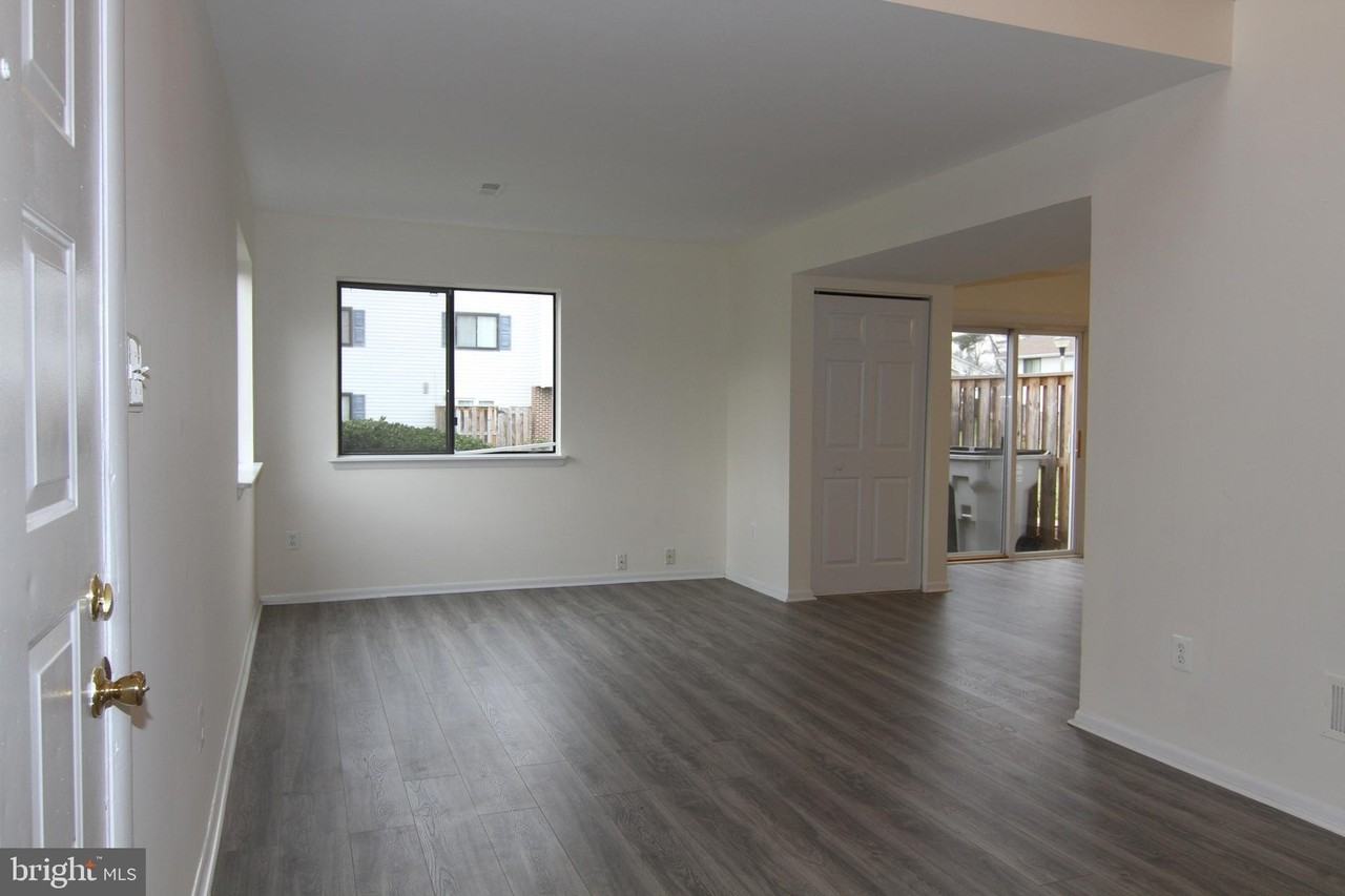 9008 Sandalwood Dr Unit B - Photo 3 of 30