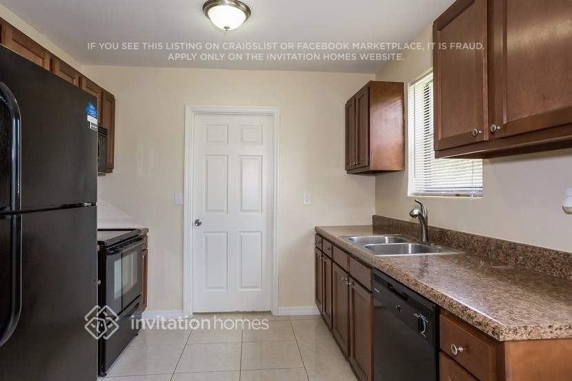 3101 Sw 37th Ter - Photo 4 of 13