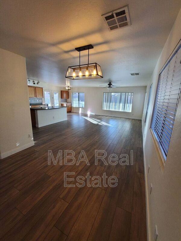 5227 W Desert Ln - Photo 4 of 20