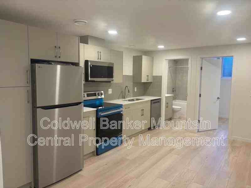 443 30 Ave Sw #BS - Photo 2 of 8