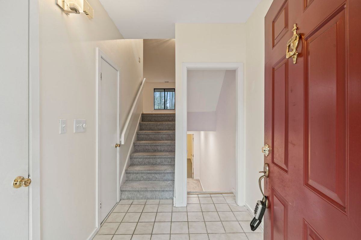 431 Lynetree Dr - Photo 2 of 32