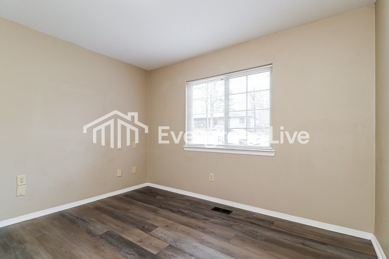 6 Wantage Ln - Photo 5 of 15