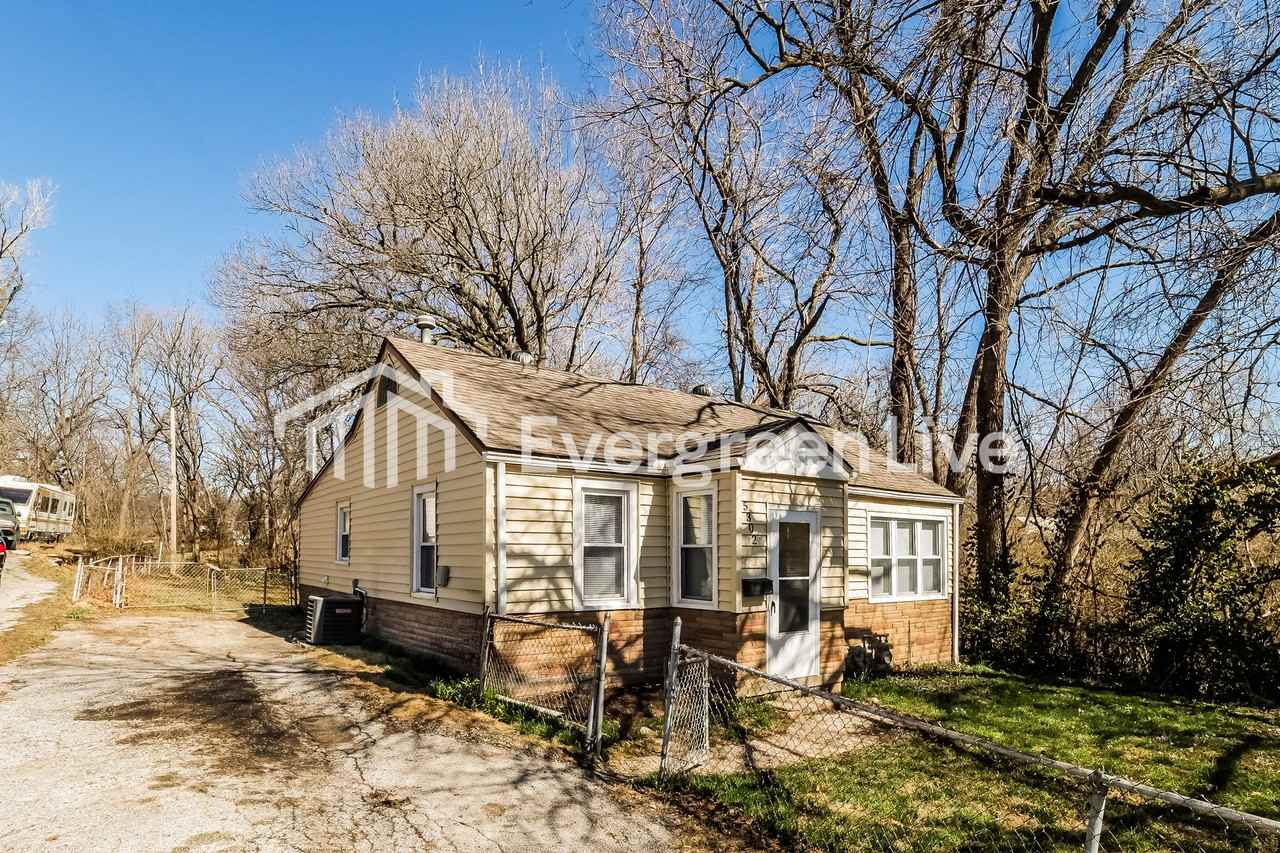 5302 Ne 49th St - Photo 2 of 15