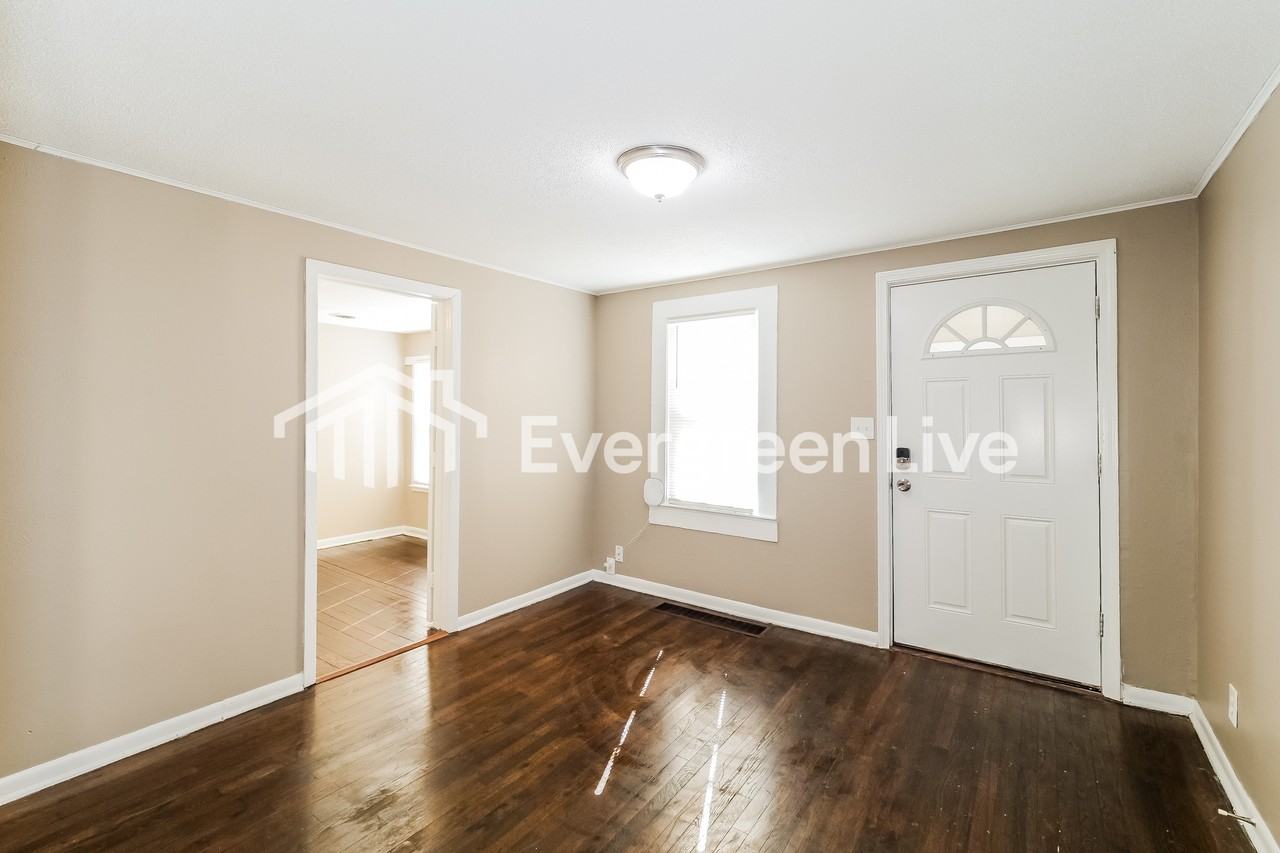 5302 Ne 49th St - Photo 3 of 15